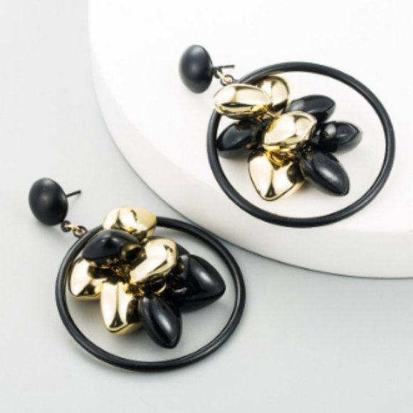 Tassel circular black hoop earrings - Picture 5 of 8